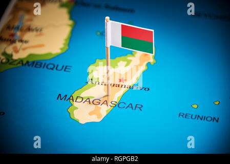 Madagaskar, die mit einem Fähnchen auf der Karte Stockfoto