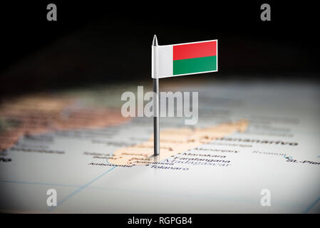 Madagaskar, die mit einem Fähnchen auf der Karte Stockfoto