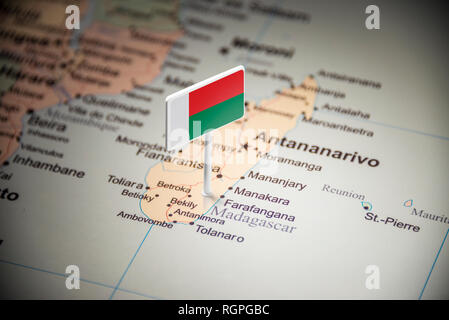 Madagaskar, die mit einem Fähnchen auf der Karte Stockfoto