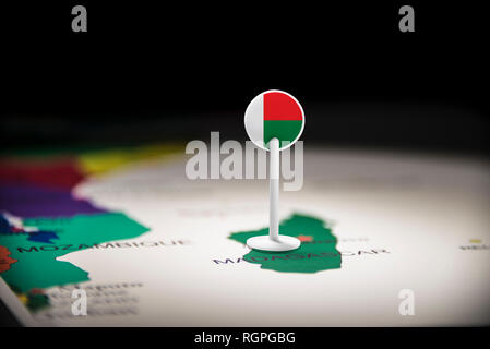 Madagaskar, die mit einem Fähnchen auf der Karte Stockfoto