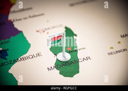 Madagaskar, die mit einem Fähnchen auf der Karte Stockfoto