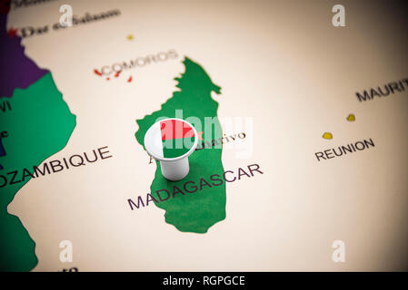 Madagaskar, die mit einem Fähnchen auf der Karte Stockfoto