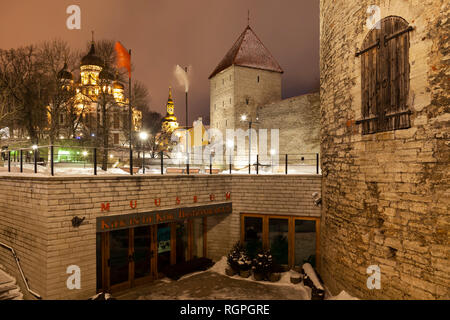 Winter Nacht in Tallinn, Estland. Stockfoto
