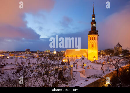 Winter Dawn in der Altstadt von Tallinn, St. Nicholas Kirche dominiert die Skyline der Stadt. Stockfoto