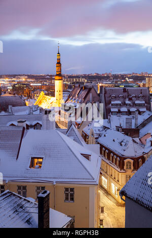 Winter Dawn in Tallinn, Altstadt, Estland. Rathaus turm in der Ferne. Stockfoto