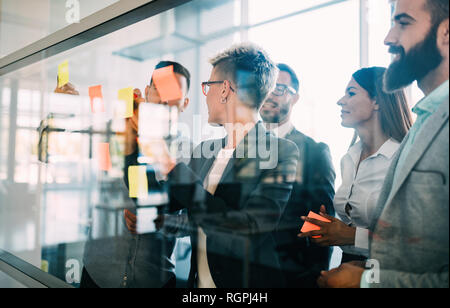 Bild von Designern klemmt Notizen im Büro Stockfoto