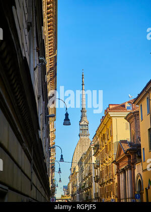 Pinnacle und Dome Detail der Mole Antonelliana Turm. Blick von der Via San Massimo Straße. Turin, Piemont, Italien. Stockfoto