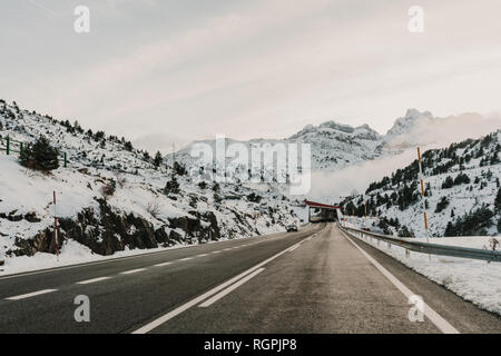 Verschneite Route zwischen Bergen in Pyrenäen ausgeführt Stockfoto