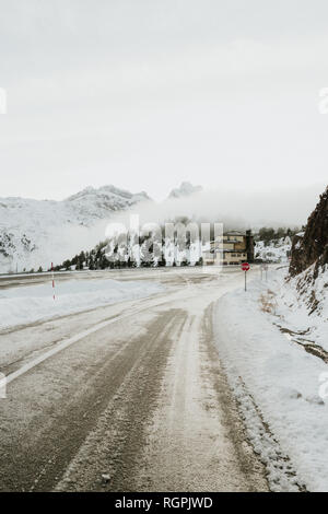 Verschneite Route zwischen Bergen in Pyrenäen ausgeführt Stockfoto