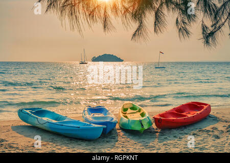 Bunte Boote am Strand bei Sonnenuntergang, Sihanoukville, Kambodscha Stockfoto