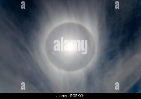 22 Grad Halo, ein Ring von Licht 22 Grad von der Sonne, die erstellt wurden, als die Sonne Licht durch Eiskristalle in der oberen Ebene Zirruswolken gefunden Stockfoto