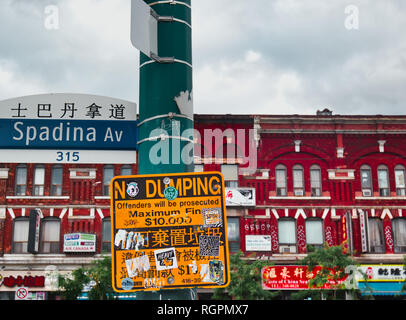 Spadina Avenue Straße Name sign in Englisch und Chinesisch, Chinatown, Toronto, Ontario, Kanada Stockfoto