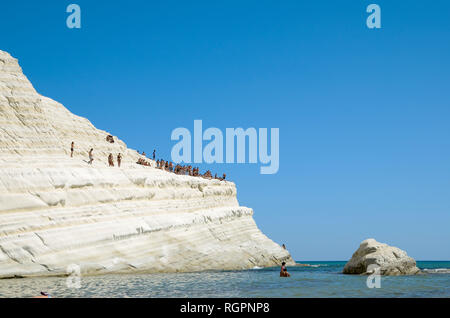 Weißer Strand und Klippen an Scala dei Turchi, Realmonte, Sizilien. Die Scala ist durch Marl gebildet, ein Sedimentgestein mit einem charakteristischen weißen Farbe. Stockfoto