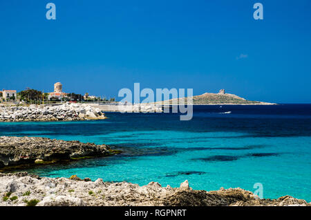 Tropische türkisblaues Meer, ruhige Meer Wasser und klare serene blauer Himmel mit weißen Wolken. Schöne Aussicht auf die felsige Küste. Isola delle Femmine, Palermo. Stockfoto