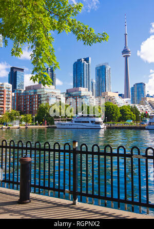 Toronto Waterfront mit Lake Ontario und den CN-Tower, Toronto, Ontario, Kanada Stockfoto