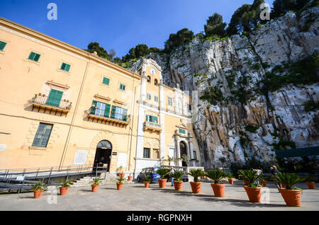 Heiligtum der Heiligen Rosalia mit der Heiligen Höhle, auf der Seite einer felsigen Klippe auf der Oberseite des Monte Pellegrino bei Palermo, Sizilien, Italien Stockfoto