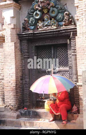 Frau Verkauf von Kerzen in einem Tempel in Swayambhunath Stupa in Kathmandu, Nepal Stockfoto