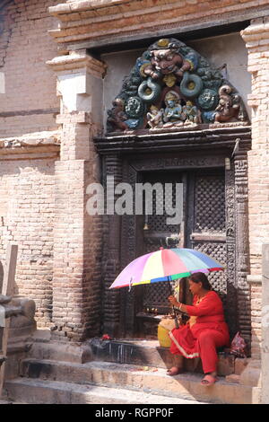 Frau Verkauf von Kerzen in einem Tempel in Swayambhunath Stupa in Kathmandu, Nepal Stockfoto