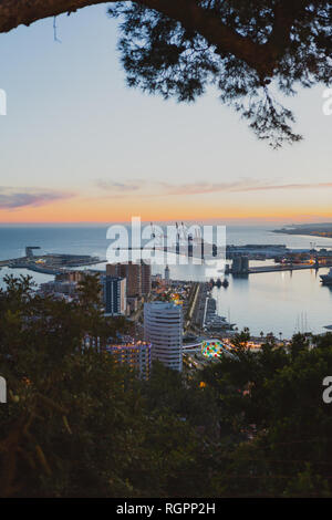 Herrlichen Blick auf moderne Küstenstadt und ruhige See während der wunderbare Sonnenuntergang in Spanien Stockfoto