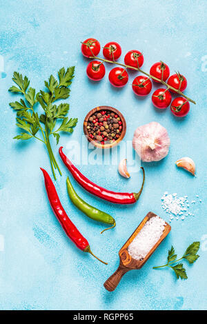 Essen Hintergrund mit Gemüse, Gewürze, Kräuter, Ansicht von oben. Stockfoto
