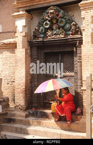 Frau Verkauf von Kerzen in einem Tempel in Swayambhunath Stupa in Kathmandu, Nepal Stockfoto