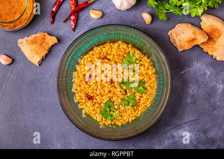 Linsensuppe (masoor Dal Tadka Dal oder Curry), vegetarische, vegane Küche. Stockfoto