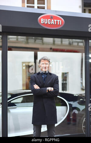 Stephan Winkelmann, der Präsident der Bugatti Automobiles S.A.S, hier vor einem Bugatti Chiron zeigte in Straßburg Weihnachtsmarkt (nord-östlichen Fra Stockfoto