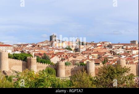 Eine Stadt in Spanien mit der historischen Stadtmauer. Die Dächer der Gebäude sichtbar sind sowie ein Kirchturm in der Ferne. Bäume und Sh Stockfoto