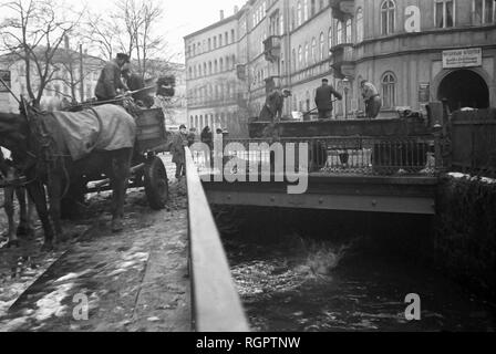 Scheebeseitigung im Winter, 1952, Elstermühlgraben, Leipzig, Sachsen, DDR, Deutschland Stockfoto