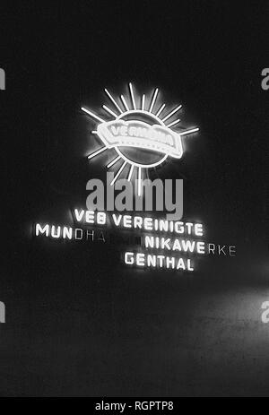 Beleuchtete Werbung für den VEB Vereinigte Mundharmonika Werke, 1953, Leipzig, Sachsen, DDR, Deutschland Stockfoto