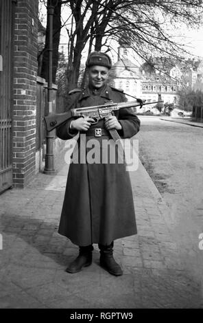 Rote Armee Soldat vor dem Kommandanten Büro in Gohlis, 1946, Turmgutstrasse, Leipzig, Sachsen, DDR, Deutschland Stockfoto