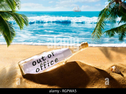 Nachricht in einer Flasche mit dem Hinweis von Office auf einem schönen tropischen Strand Stockfoto