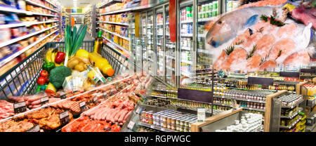 Breite Palette von Waren mit Fleisch und Fisch, Obst und Gemüse im Supermarkt Stockfoto