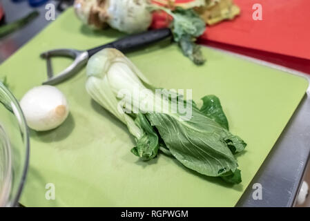 Pak Choi Zweig in einer Küche im Wok zu verwenden. Stockfoto