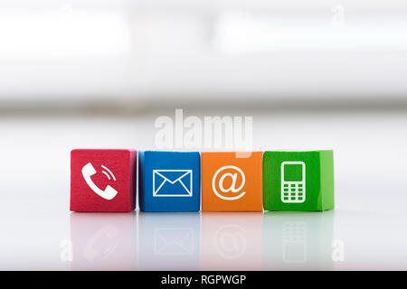 Kontakt Konzept mit bunten block Symbol Telefon, Mail, Adresse und Handy. Stockfoto