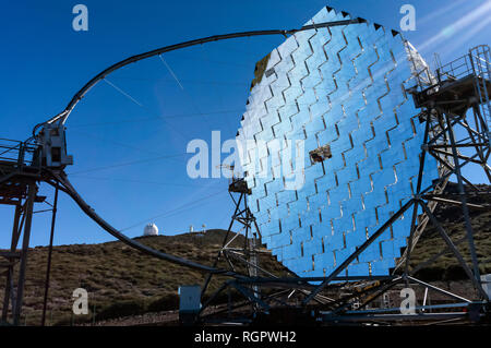 Teleskop MAGIC I der Roque de Los Muchachos Observatorium auf La Palma, Kanarische Inseln Stockfoto