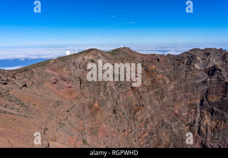 Blick vom Roque de Los Muchachos auf La Palma zu einem Teil von der Sternwarte und in die Caldera de Taburiente Stockfoto