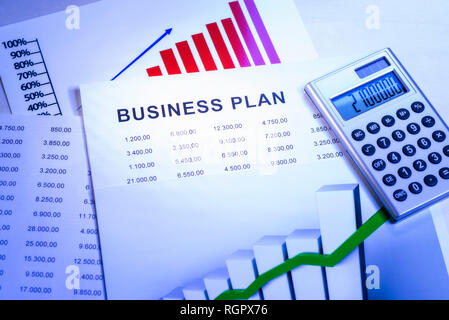 Business Plan mit Tabellen, Diagrammen und Taschenrechner. Stockfoto
