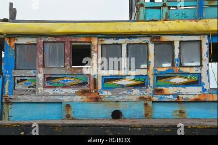 Eine alte verlassene Fischerboot in Mui Ne Fischerdorf, Binh Thuan Provinz, Vietnam Stockfoto