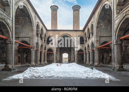 Innerhalb der Cifte Minareli Medrese (minarette) (alte Schule) in Erzurum, Türkei im Winter Stockfoto