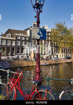 Kameraüberwachung Zeichen auf der Brücke über den Kanal, Amsterdam, Niederlande, Europa Stockfoto