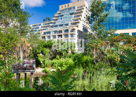 Vogelhaus Skulptur von Anne Roberts Spadina Quay Feuchtgebiete eine städtische Feuchtgebiet auf Toronto Waterfront, Toronto, Ontario, Kanada Stockfoto