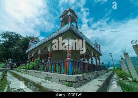 Sainj, Kullu, Himachal Pradesh, Indien - 05. August 2018: Hindu Tempel zu Lord Shiva, welches in der großen himalayan National Park gewidmet, sa Stockfoto