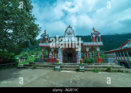 Sainj, Kullu, Himachal Pradesh, Indien - 05. August 2018: Hindu Tempel zu Lord Shiva, welches in der großen himalayan National Park gewidmet, sa Stockfoto