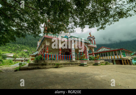 Sainj, Kullu, Himachal Pradesh, Indien - 05. August 2018: Hindu Tempel zu Lord Shiva, welches in der großen himalayan National Park gewidmet, sa Stockfoto