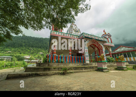 Sainj, Kullu, Himachal Pradesh, Indien - 05. August 2018: Hindu Tempel zu Lord Shiva, welches in der großen himalayan National Park gewidmet, sa Stockfoto