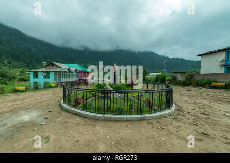 Sainj, Kullu, Himachal Pradesh, Indien - 05. August 2018: Hindu Tempel zu Lord Shiva, welches in der großen himalayan National Park gewidmet, sa Stockfoto