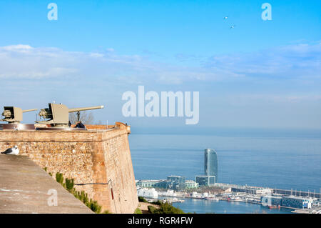 Barcelona, Spanien - Januar 21, 2019: Blick vom Montjuïc Schloss mit Kanone auf Hafen mit Schiffen Stockfoto