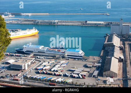 Barcelona, Spanien - Januar 21, 2019: Blick vom Montjuïc Schloss von Barcelona Hafen mit Schiffen, Kränen und Container angedockt Stockfoto