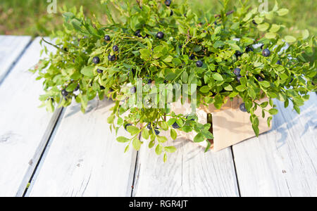 Frische Heidelbeeren im Korb auf Holz Stockfoto